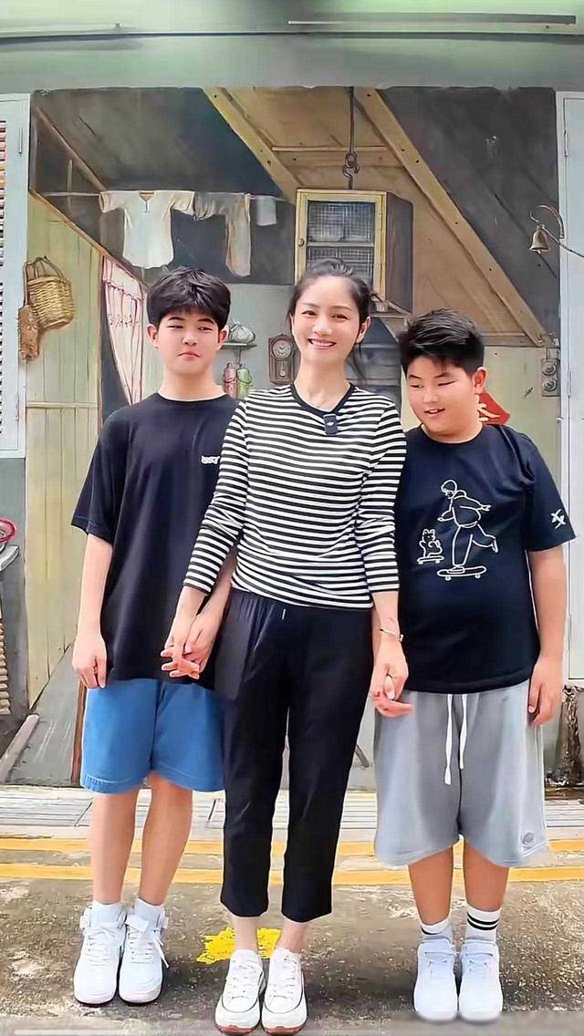 青春期的变化总是让人措手不及,而小鱼儿正处于这个阶段.
