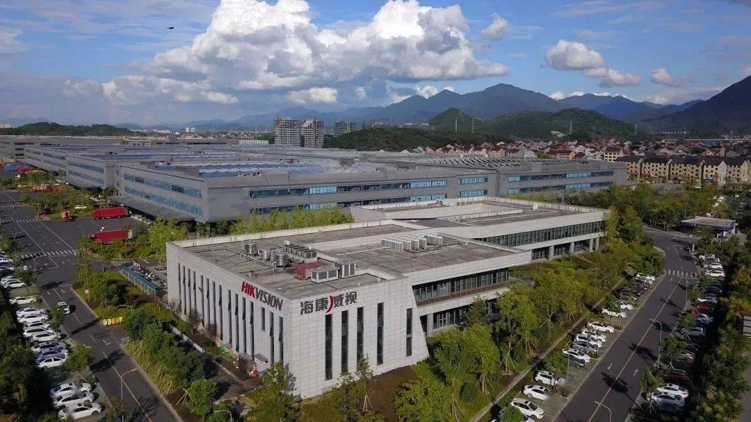 海康威视桐庐工厂一期于2015年启动建设,紧接着,二期,三期顺利落户.