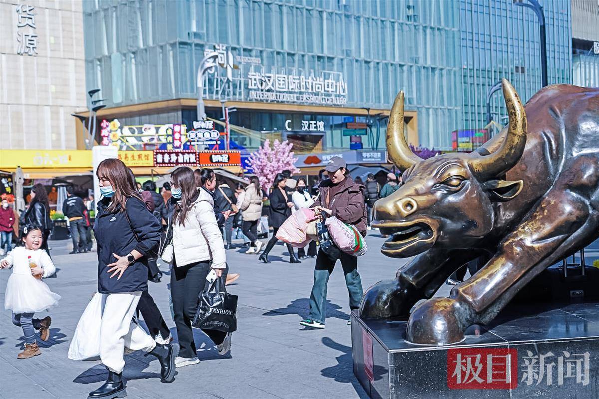 武汉汉正街迎来了年底狂欢销售旺季_店铺_服装_老肖