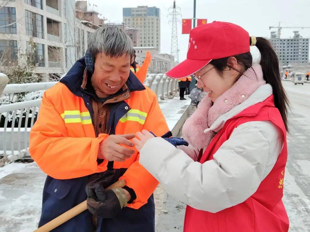 寒冬送温暖,手套暖人心|团县委组织开展为环卫工人送温暖活动_积雪