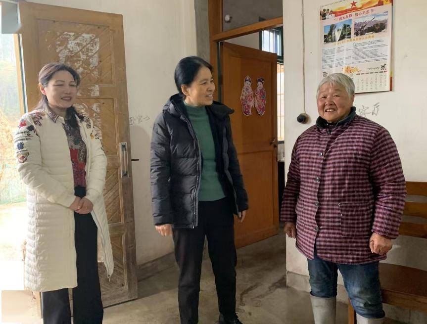 在安徽黄山胶囊股份有限公司,吴忠梅亲切慰问了省劳动模范余超彪和