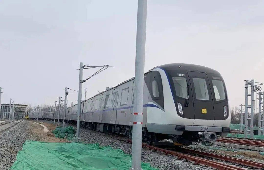 山西日报记者丁园报道 2月1日凌晨2时,漂亮大气,造型硬朗的太原地铁1