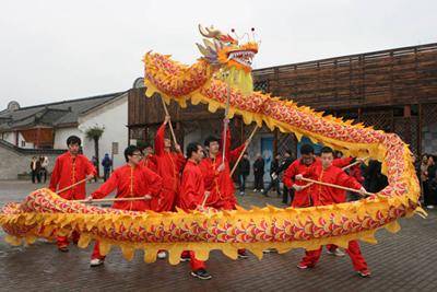 欣賞完巨龍,人們可以親自動手參與制作自己的龍年紀念品.