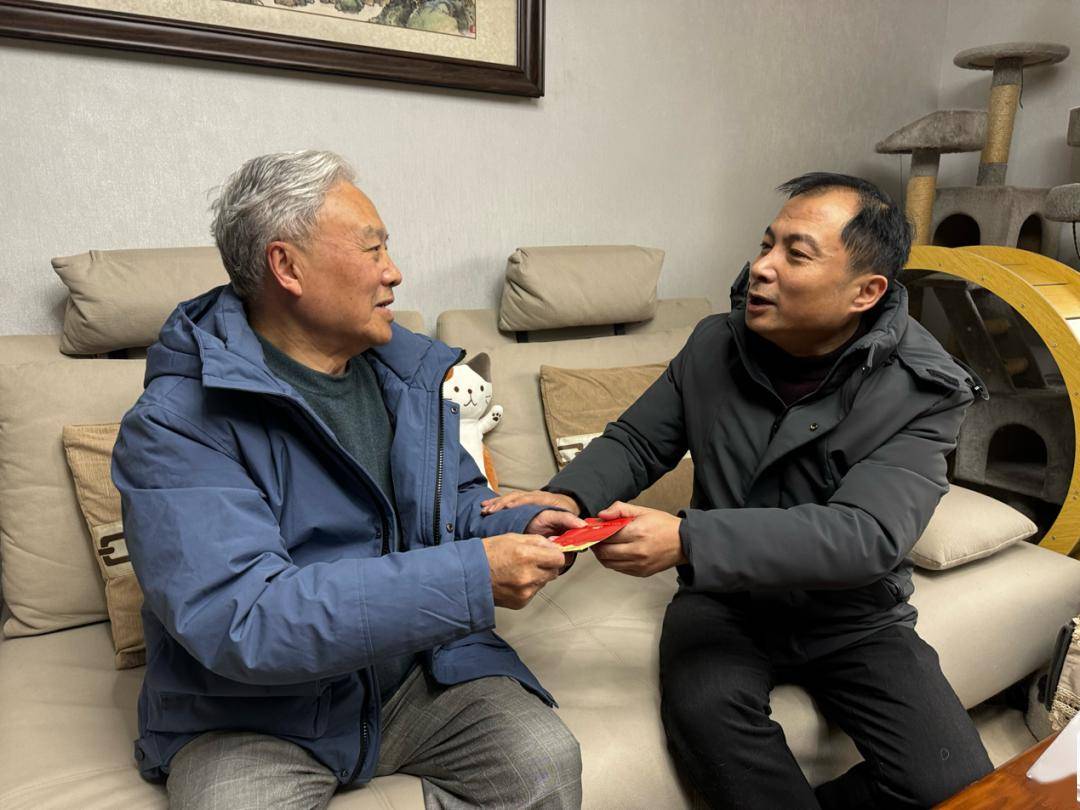 我校副校长祝雷带领德育处副主任王梦林看望张偢副校长我校副校长祝雷