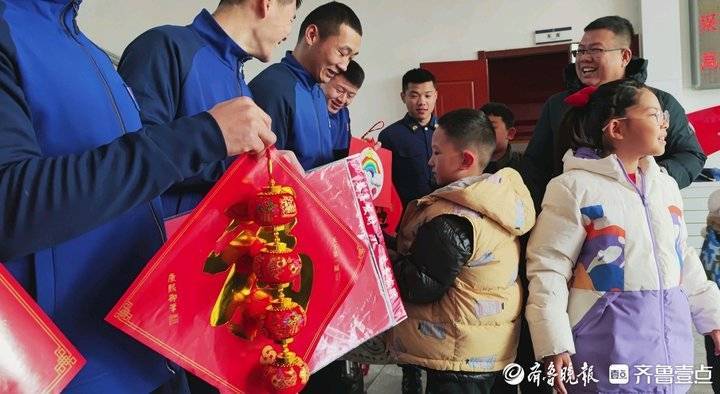 学知识、包水饺，齐鲁志愿者与消防员一起过小年