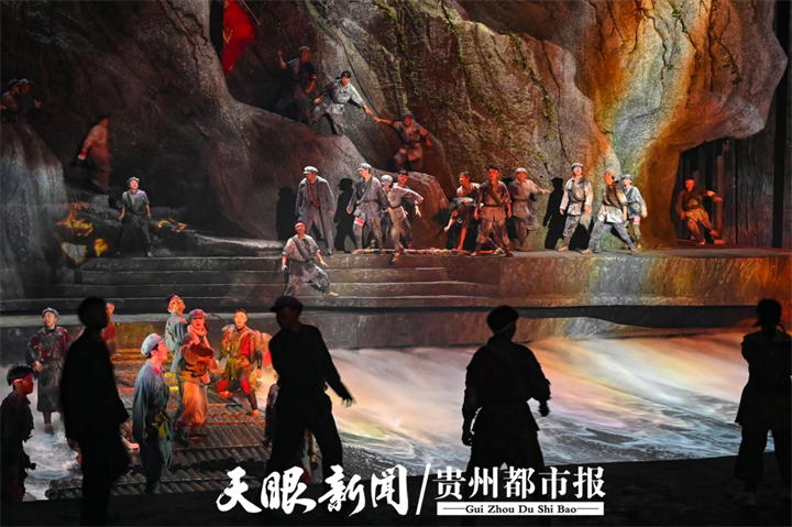 在此次发布的"遵义会议·伟大转折"研学线路中,伟大转折演艺综合体被