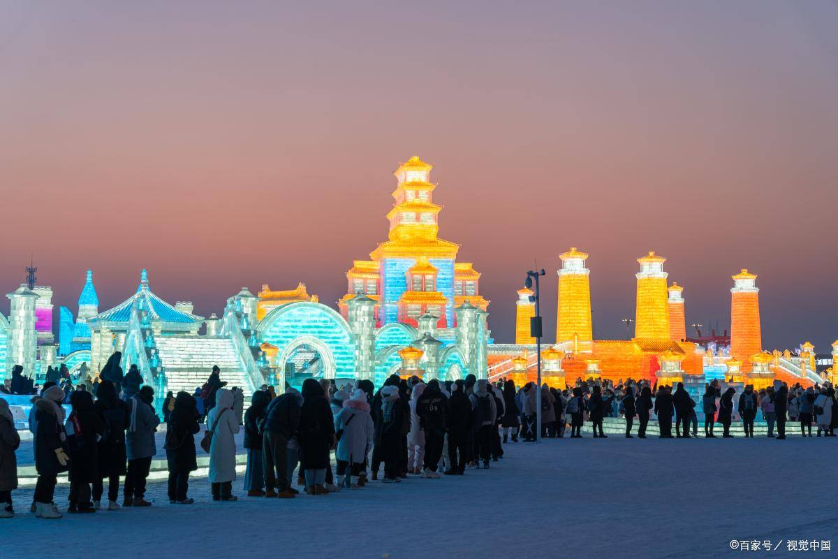 来百度app畅享高清图片落日时分,走入哈尔滨冰雪大世界,远方淡粉色的