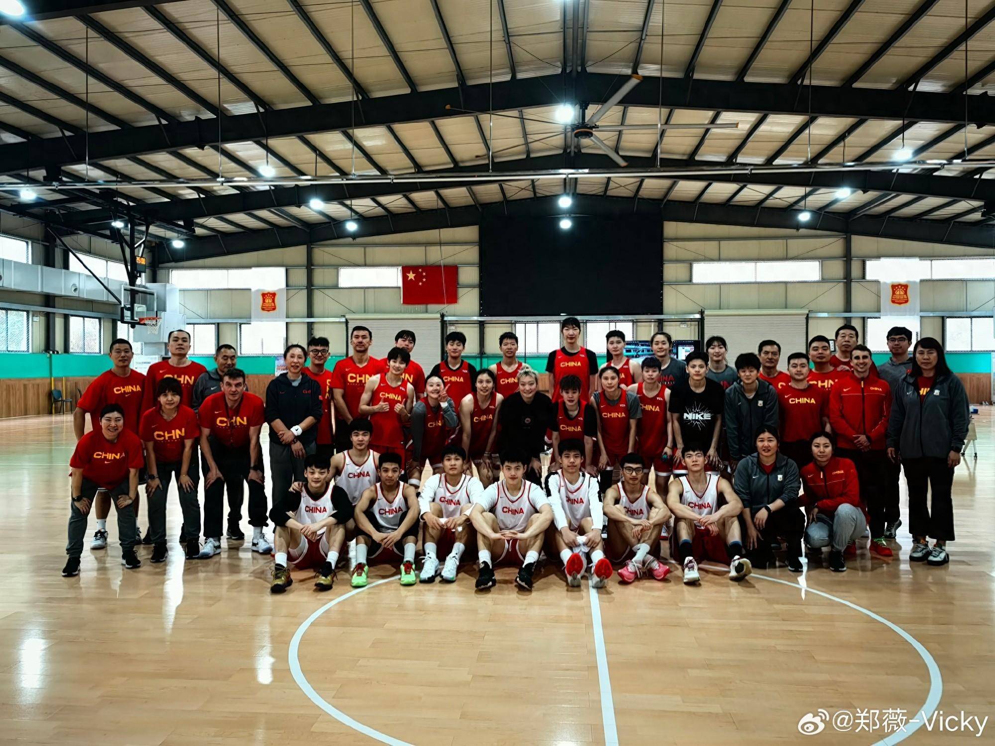 中国女篮春节期间4天3赛冲击奥运，主教练郑薇晒球队合影：准备好了