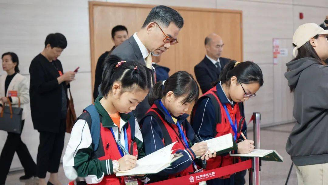 这才是新时代少年应该追的"星"……_江门_发展_李筱颖