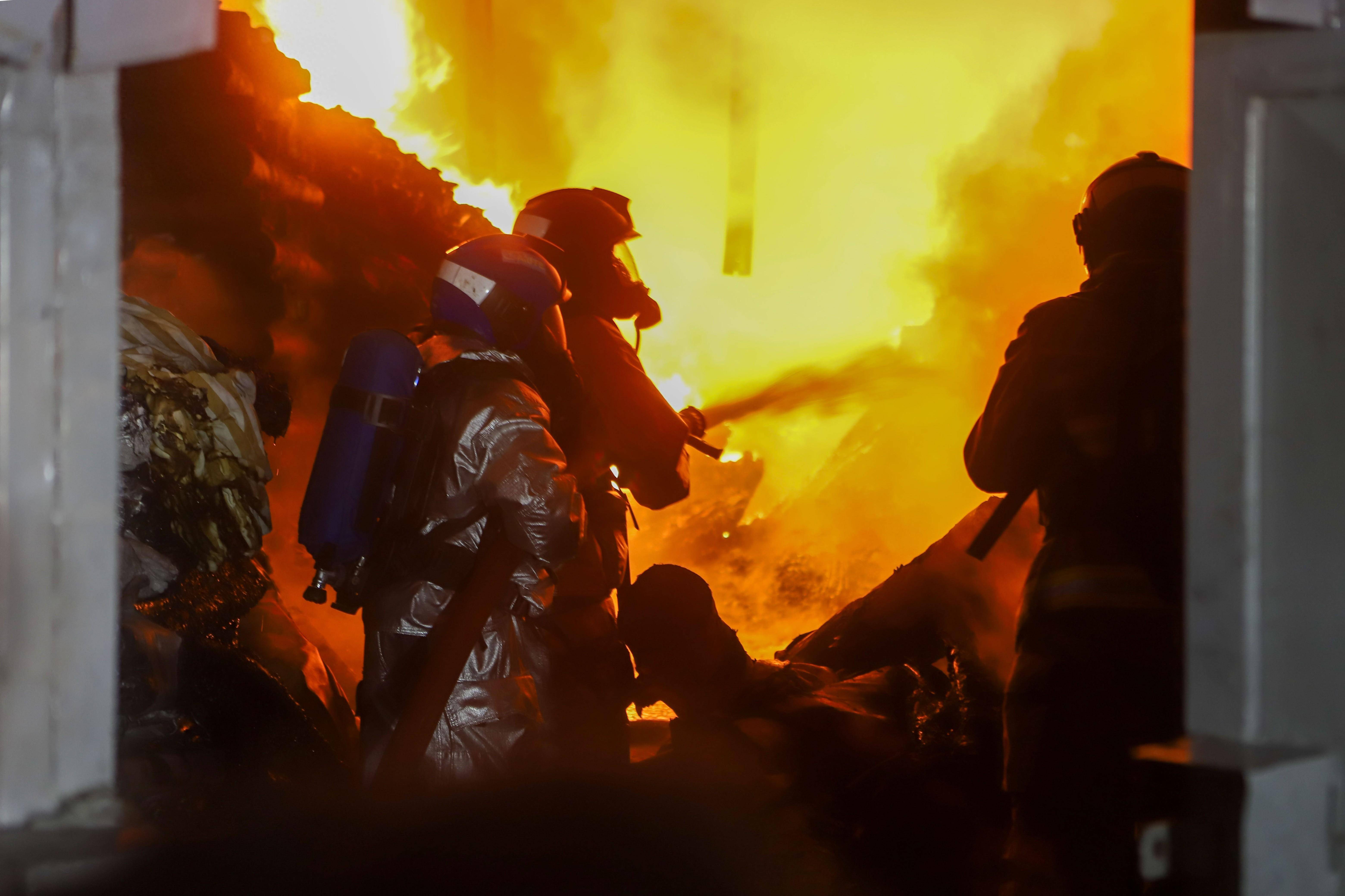 2月2日凌晨,消防员在肯尼亚内罗毕的火灾现场灭火.