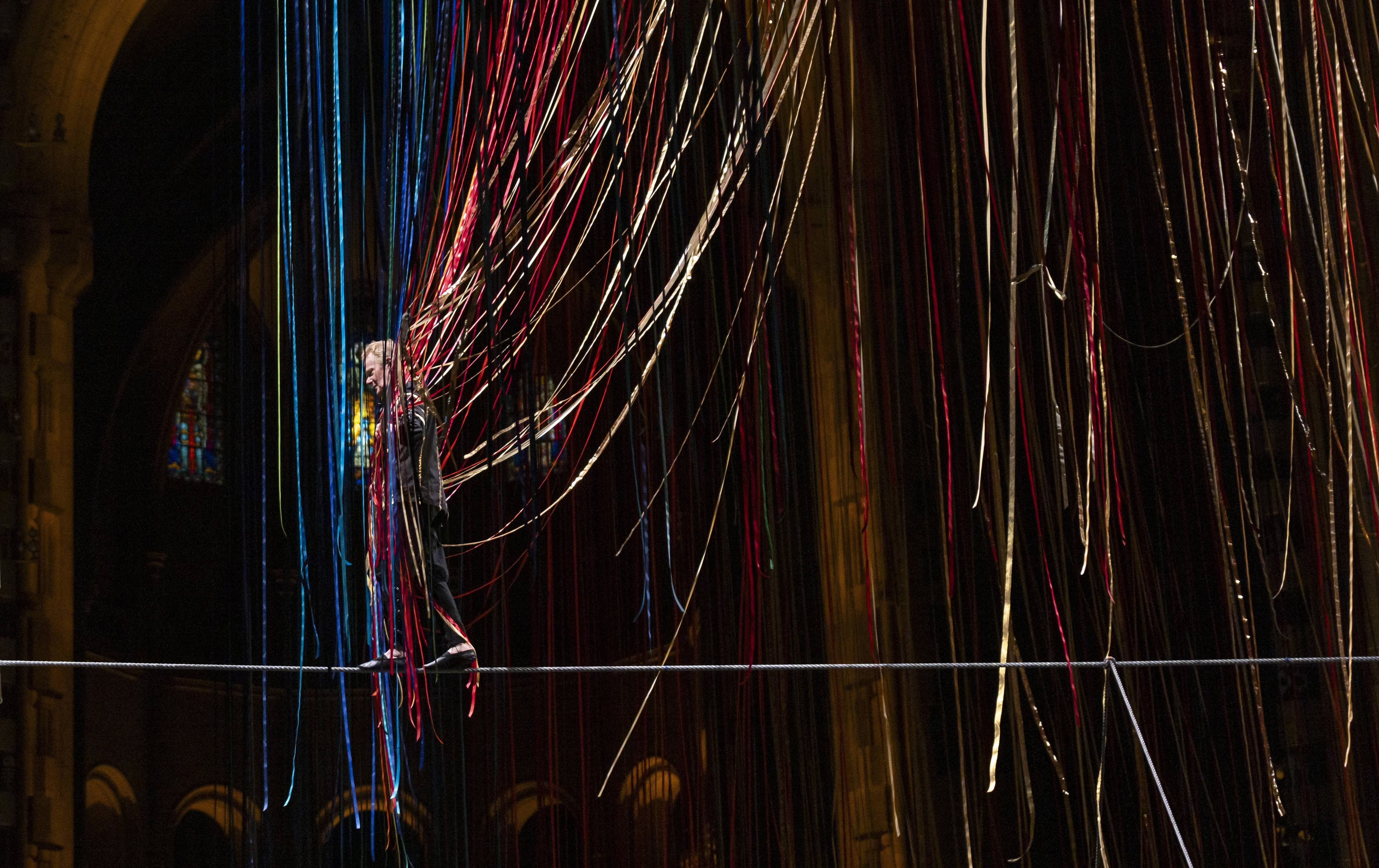 当日,菲利普·珀蒂在纽约圣约翰大教堂进行了名为"彩带穿行"的走钢索