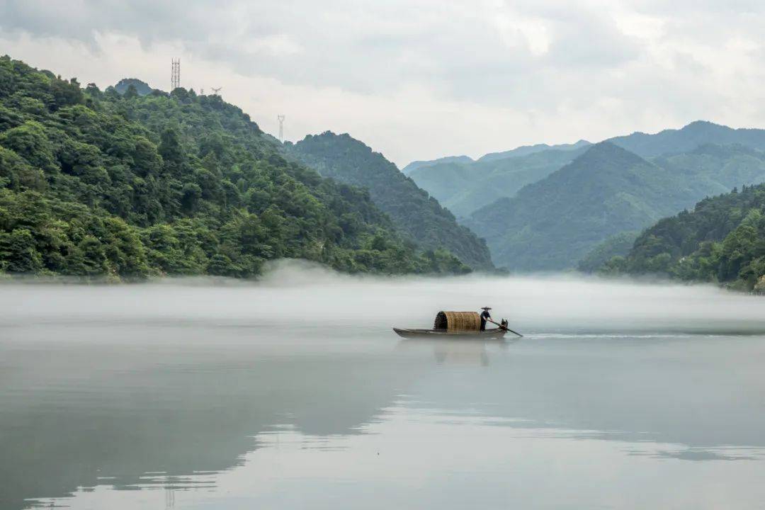 早餐後前往遊覽【東江湖風景區】(遊覽約3小時)(視天氣情況若早出發