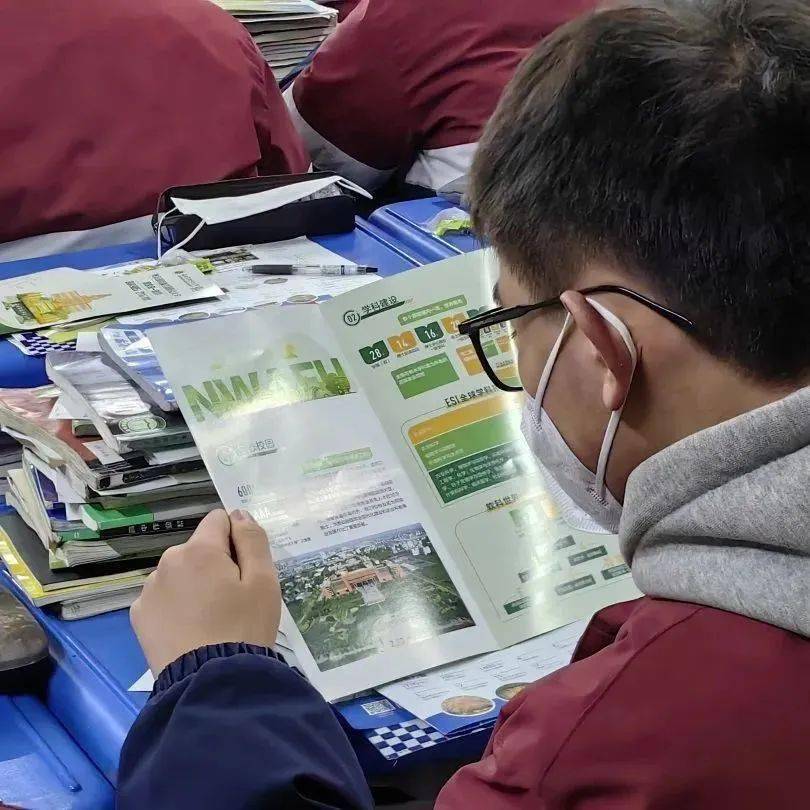 三原南郊中学2024年西北农林科技大学寒假回访母校活动正在火热进行.