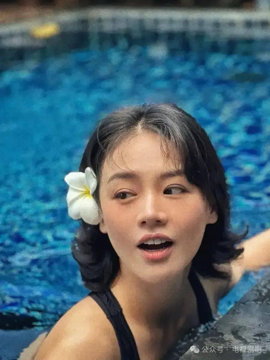 马思纯化身美人鱼浮出水面 美腿修长身材惹人羡_写真照_照片_来源