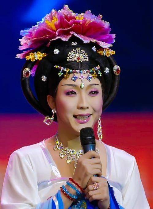 41岁李玉刚18字回应为何不结婚?