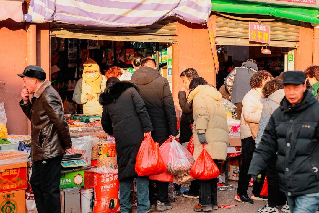 图片故事 | 春节临近,太原年货市场购销两旺_顾客_小商品_对联