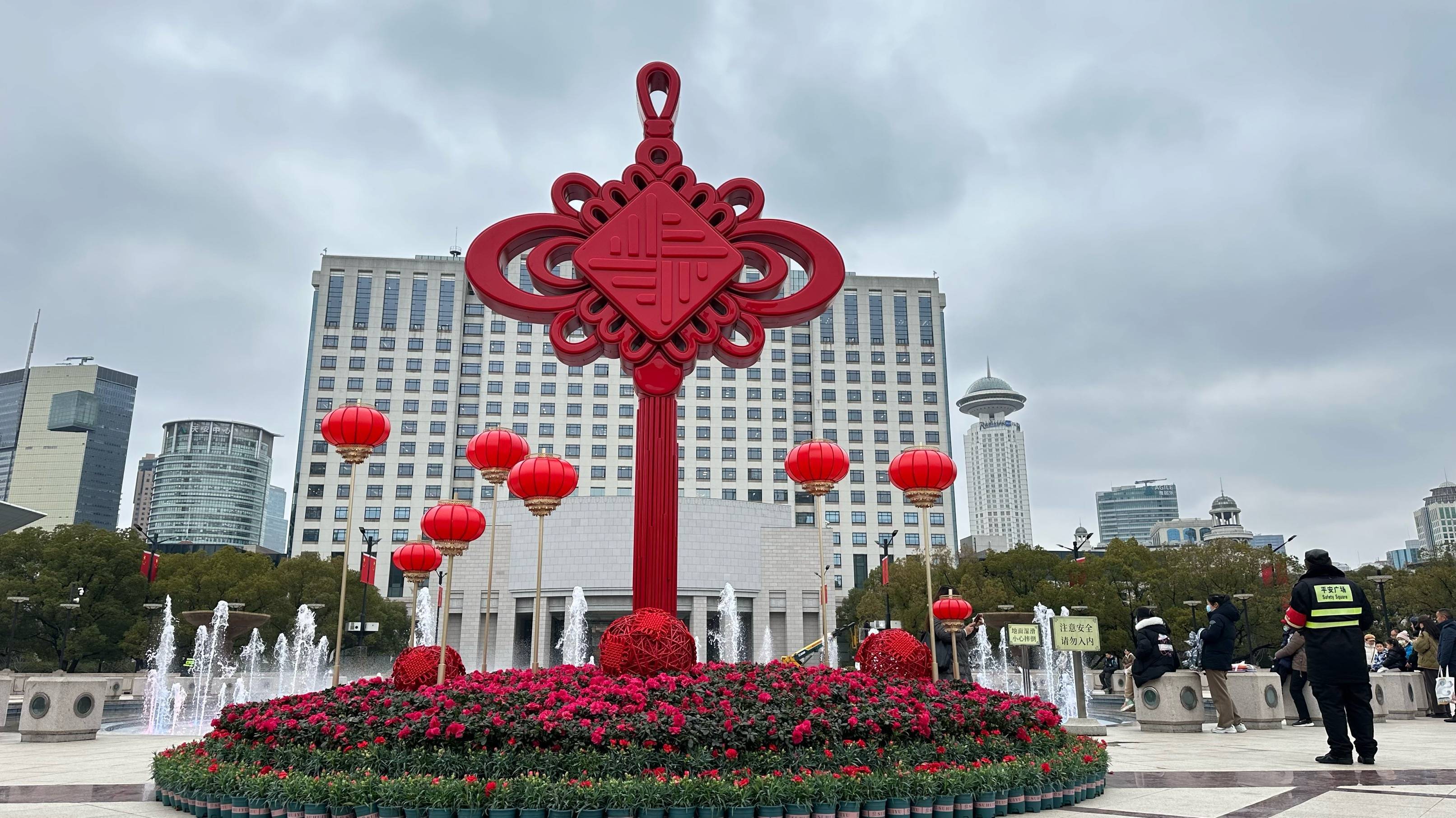 旁边还竖起"中国结"_市民_游客_造型