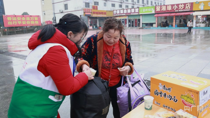 湖南永州:愛心公交助春運_旅客_服務_熱茶