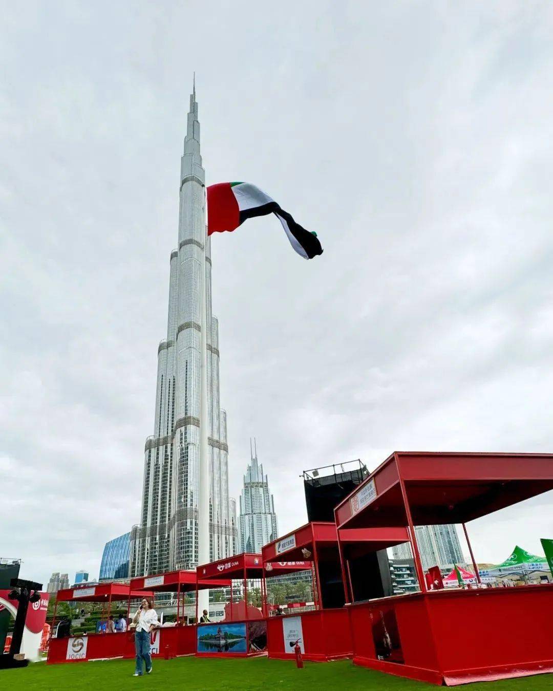 景德镇陶瓷在迪拜亮起中国红