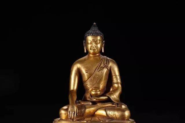 鎏金·药师造像简介:铜鎏金工艺,金水厚重,佛像开脸清晰,双目微合,双