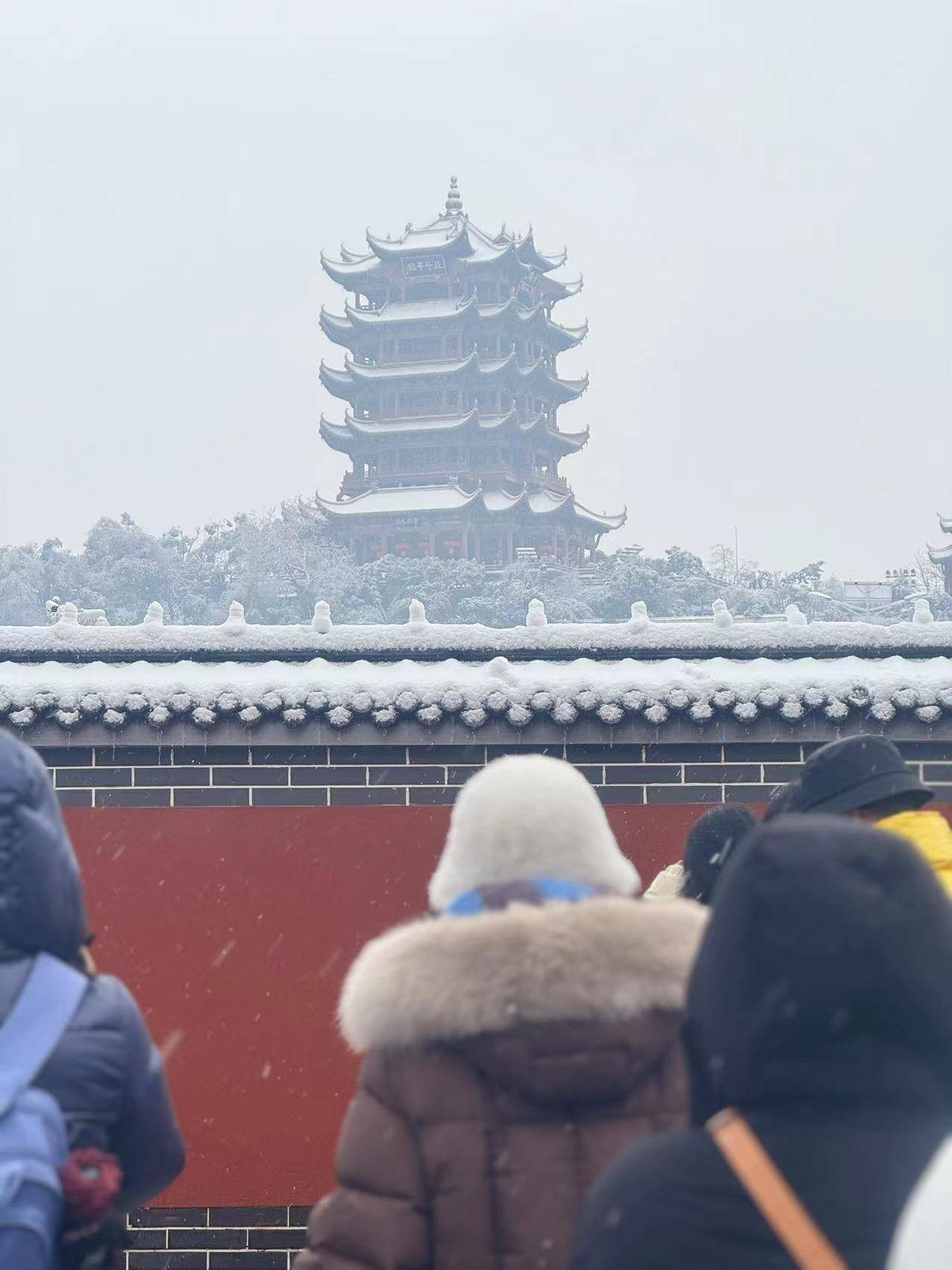 可以仰视黄鹤楼,搭配难得一遇的雪景,不少本地市民也被吸引