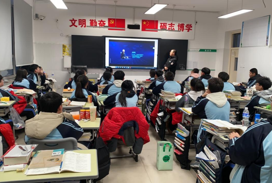 回了遥远的东北,将自己大学的亲身体验传递给了故乡中学的学弟学妹们