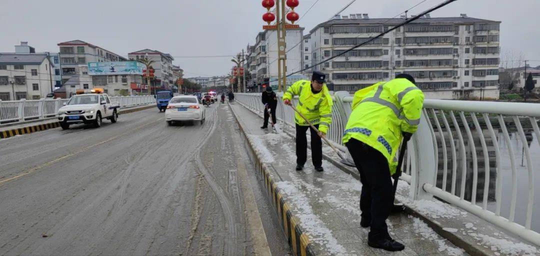 交警大隊,巡特警大隊及派出所第一時間啟動冰雪天氣應急預案,全面