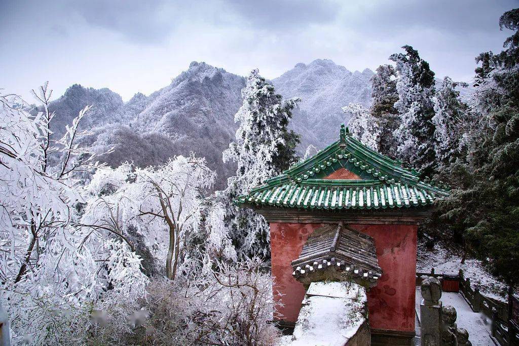 景区_雨雪_游客