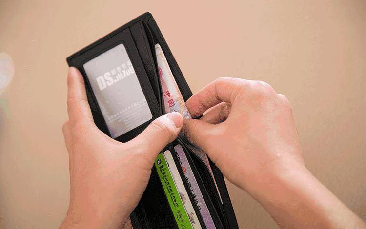 im afraid i havent got any spare cash.我用现金支付的.