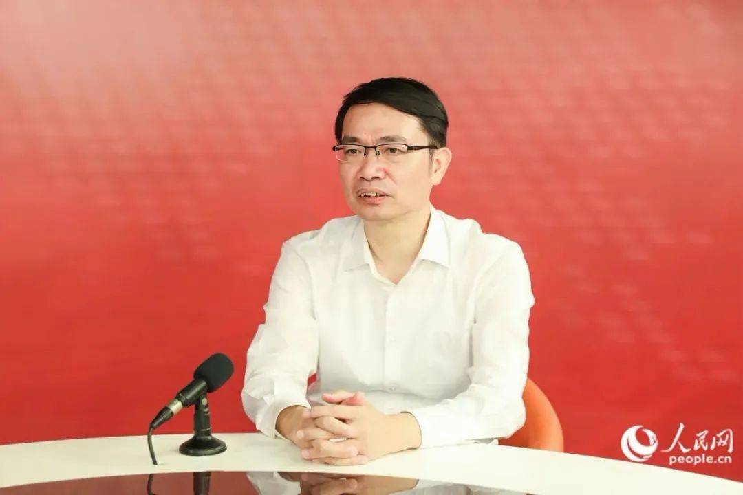 他曾任厦门市委副秘书长,厦门市人大常委会副秘书长,办公厅主任等职.