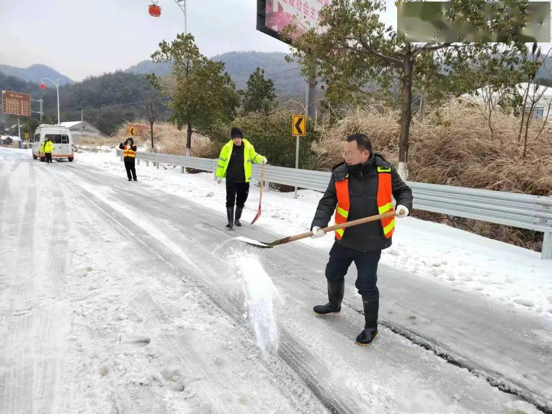 經過一整夜連續6個多小時地艱苦奮戰,截至3日9時30分,沅水大橋融雪除