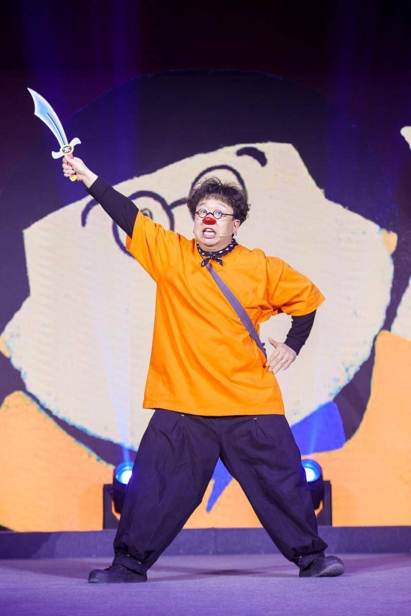 "4个篇章,100余名新老村民表演了26个精彩节目,涵盖歌舞,小品,相声