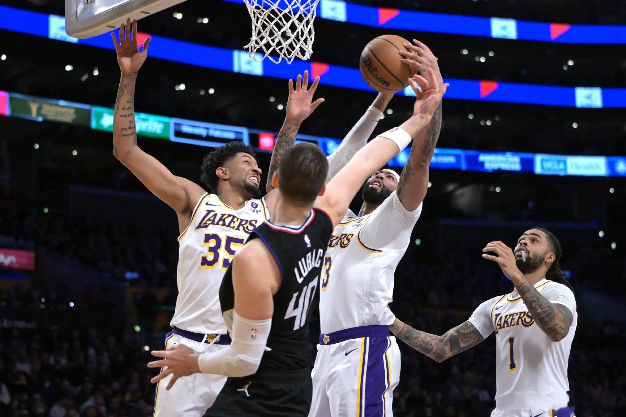 由于伤病原因,戴维斯选择休战,海斯则被提上了首发.