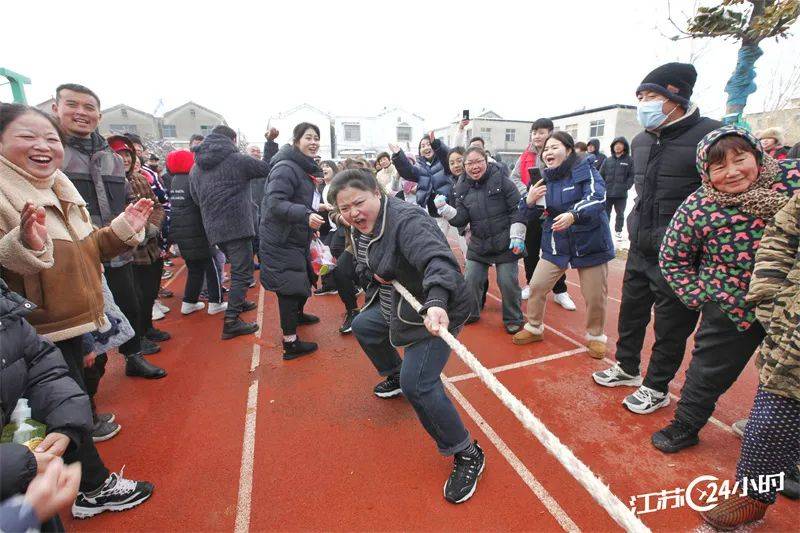 江苏24小时·滚动推送|南京:长近百米 骆山大龙表演迎