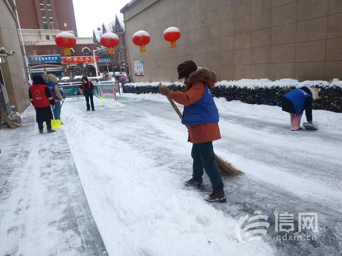 雪天扫雪图图片