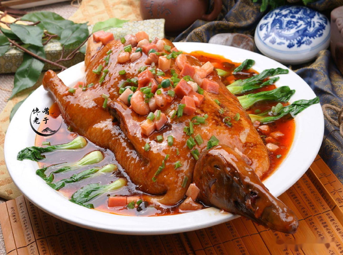八宝鸭食用带骨鸭,开背后填入配料,再扣在大碗中蒸熟.