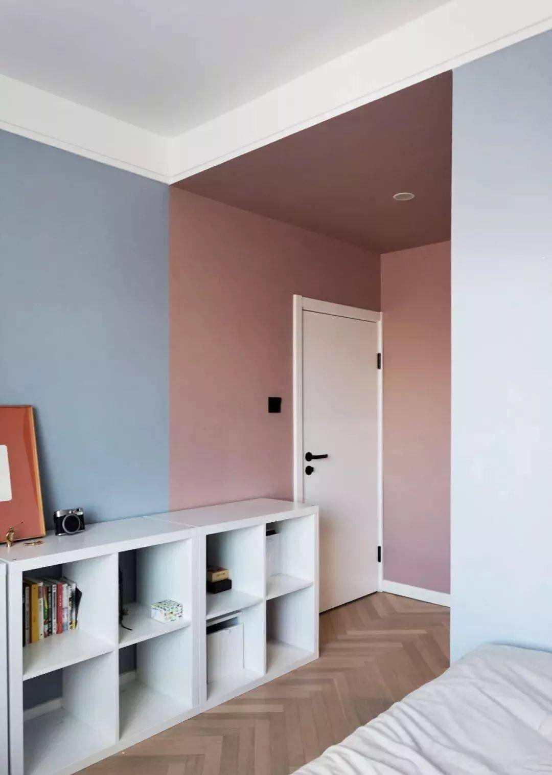 墙面是两种颜色的撞色,同属一个色系,肉粉 湖蓝,撞色也不违和.