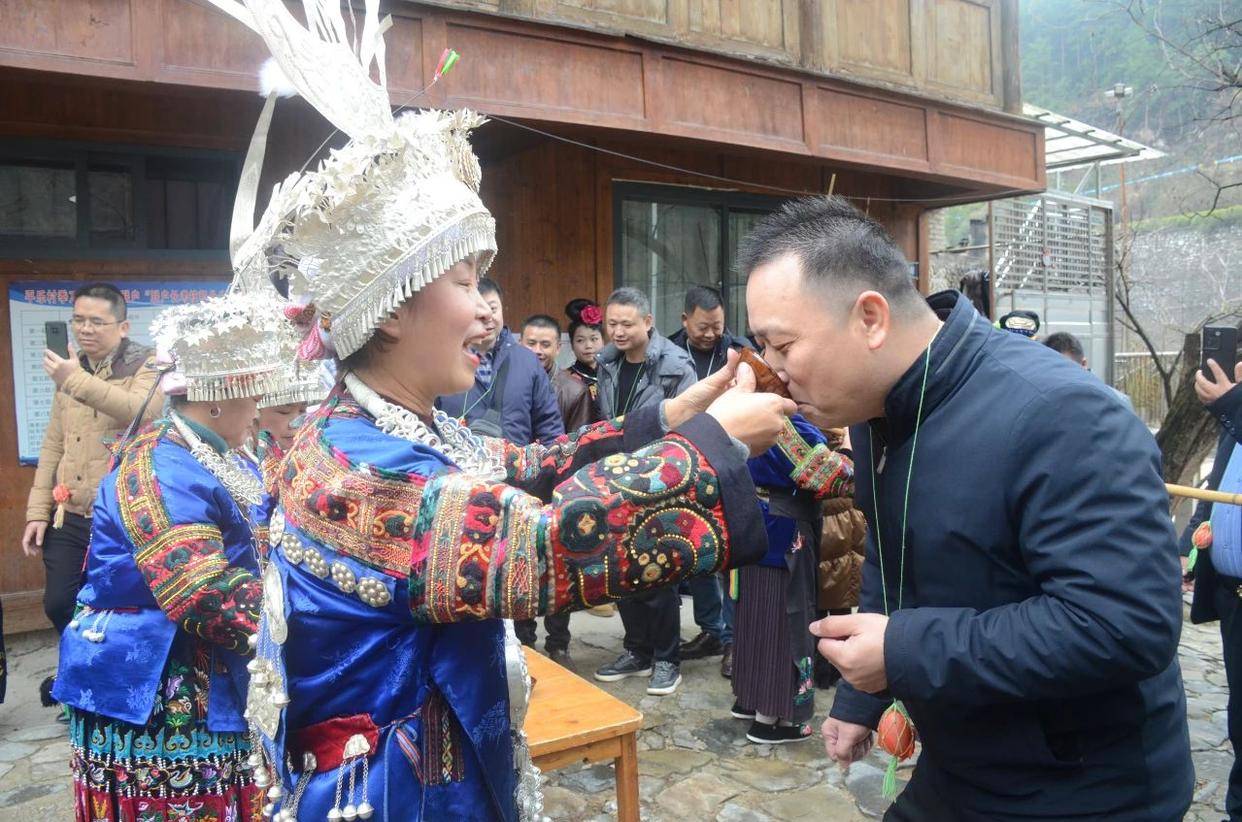 2004年,季刀苗寨成为贵州省第一个村庄旅游示范区的村寨之一.