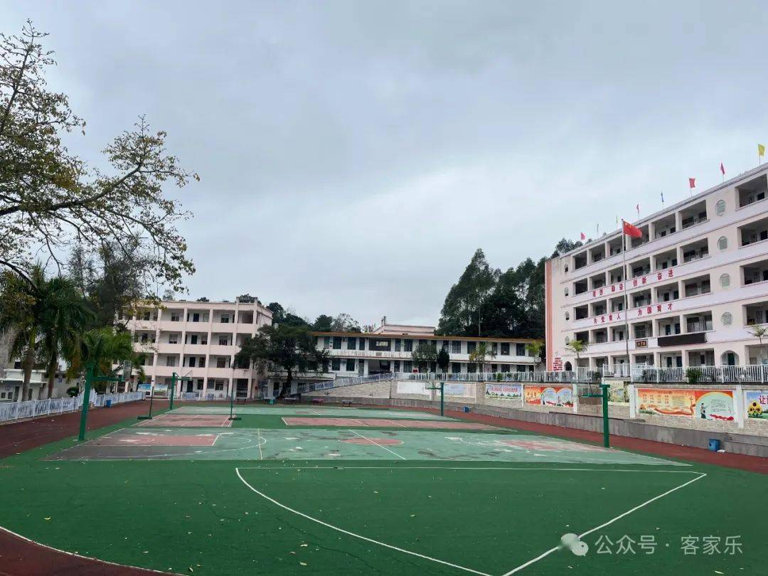 立春吉旦,秀篆中学2003届校友回母校看望老师并赠送书画及纪念品_庆典