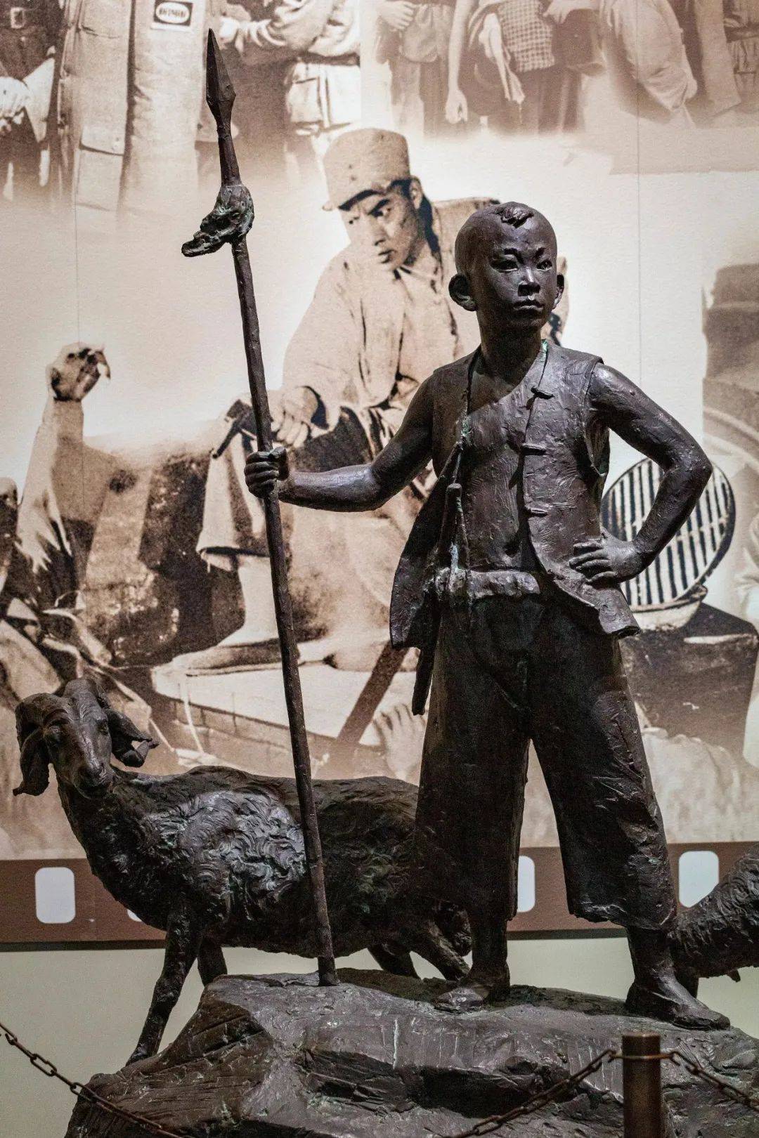 在日寇面前,王二小临危不惧,把敌人带进了八路军的埋伏圈,却不幸被杀