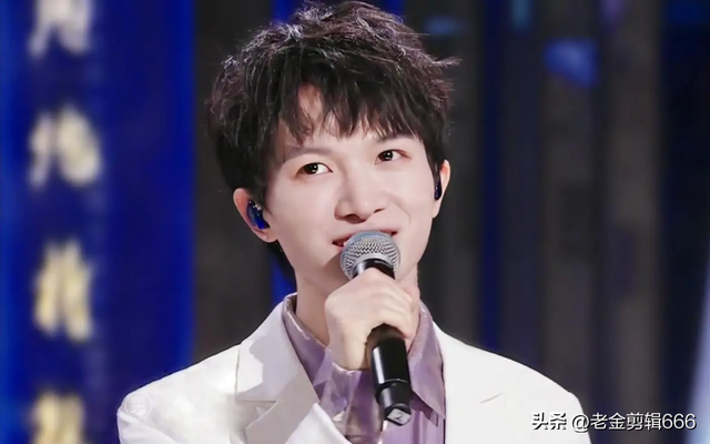 周深穿上了春晚战袍_舞台_羽绒服_音乐