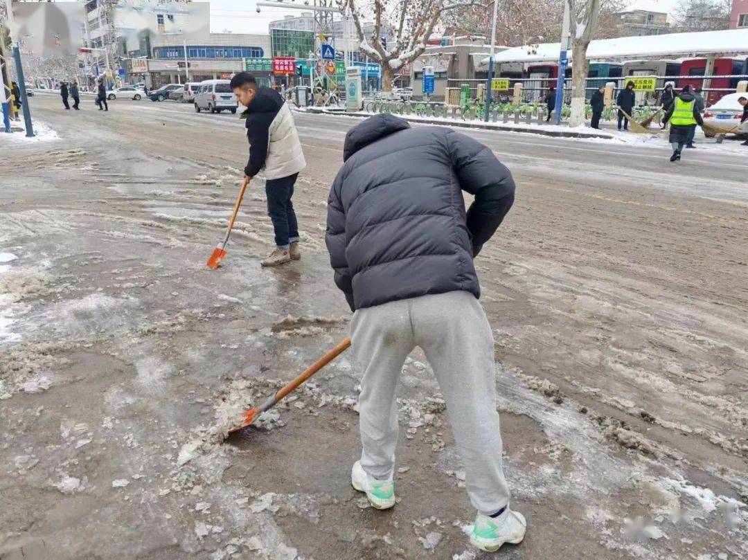 雪天扫雪图图片