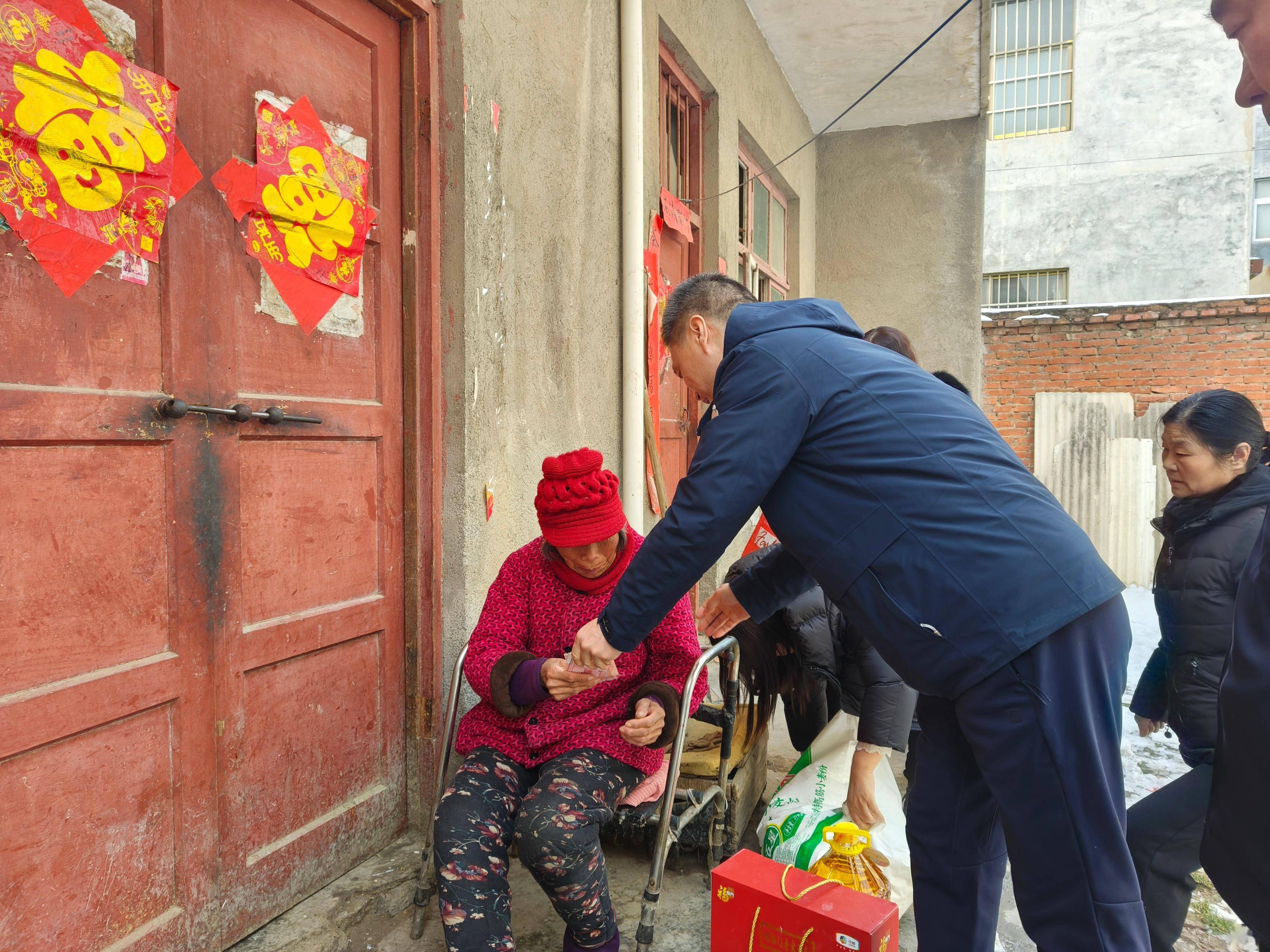 节前慰问暖人心_生活_关怀_张镇长