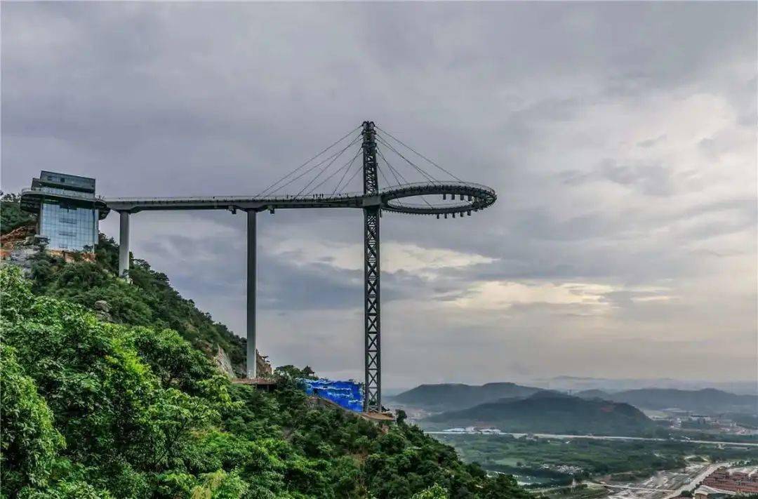 在峡谷的险峻山体上,倾力打造了集声,光,玻璃,水瀑于一体的超级玻璃桥