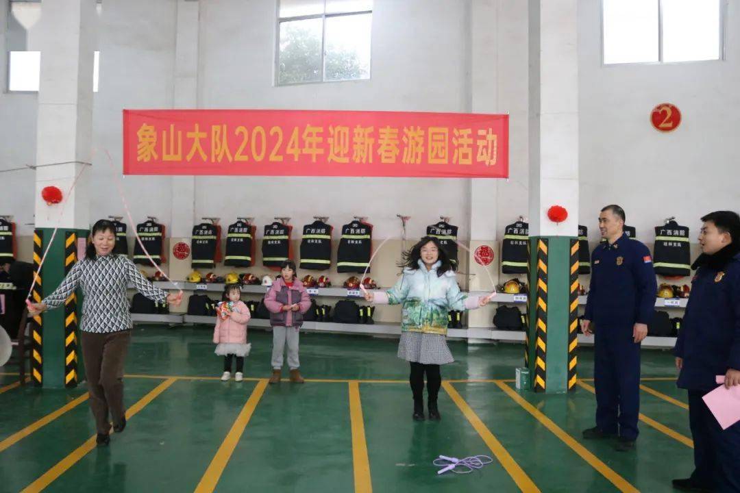 提前对活动内容做了细致安排;活动分别设置了击锣,套圈,水带保龄球