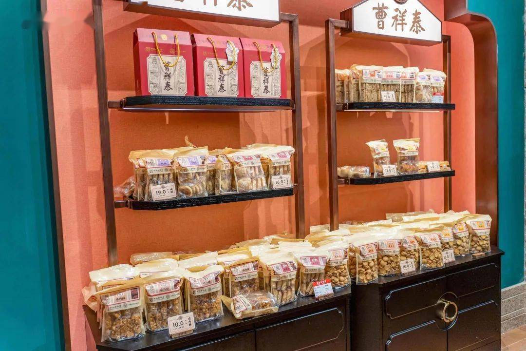 曹祥泰在老武汉人心里是最地道的绿豆糕的代名词,黑,白芝麻糕也是排队