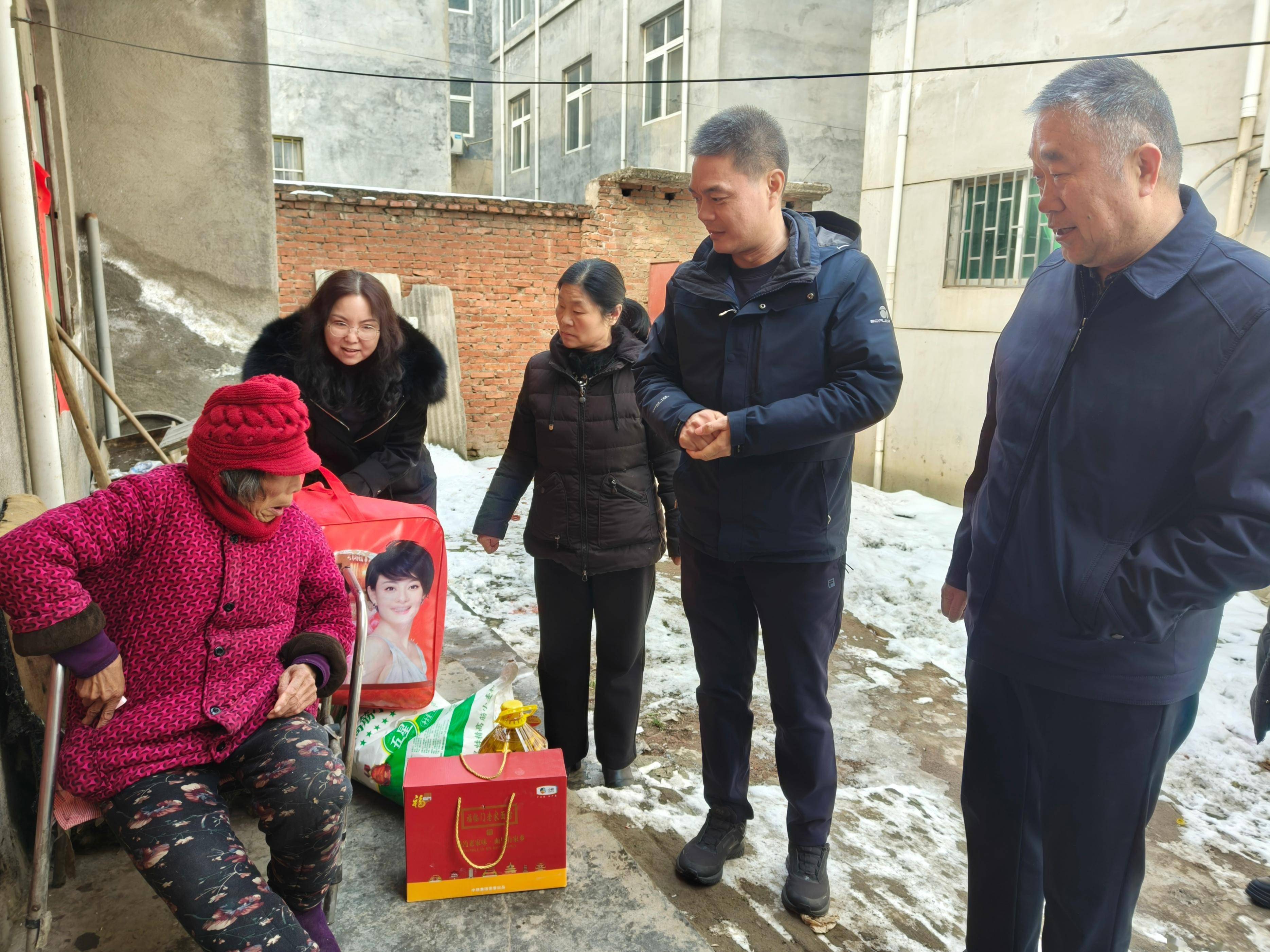 在新春佳节来临之际,荥阳市豫龙镇党委副书记,镇长张超带队走访慰问
