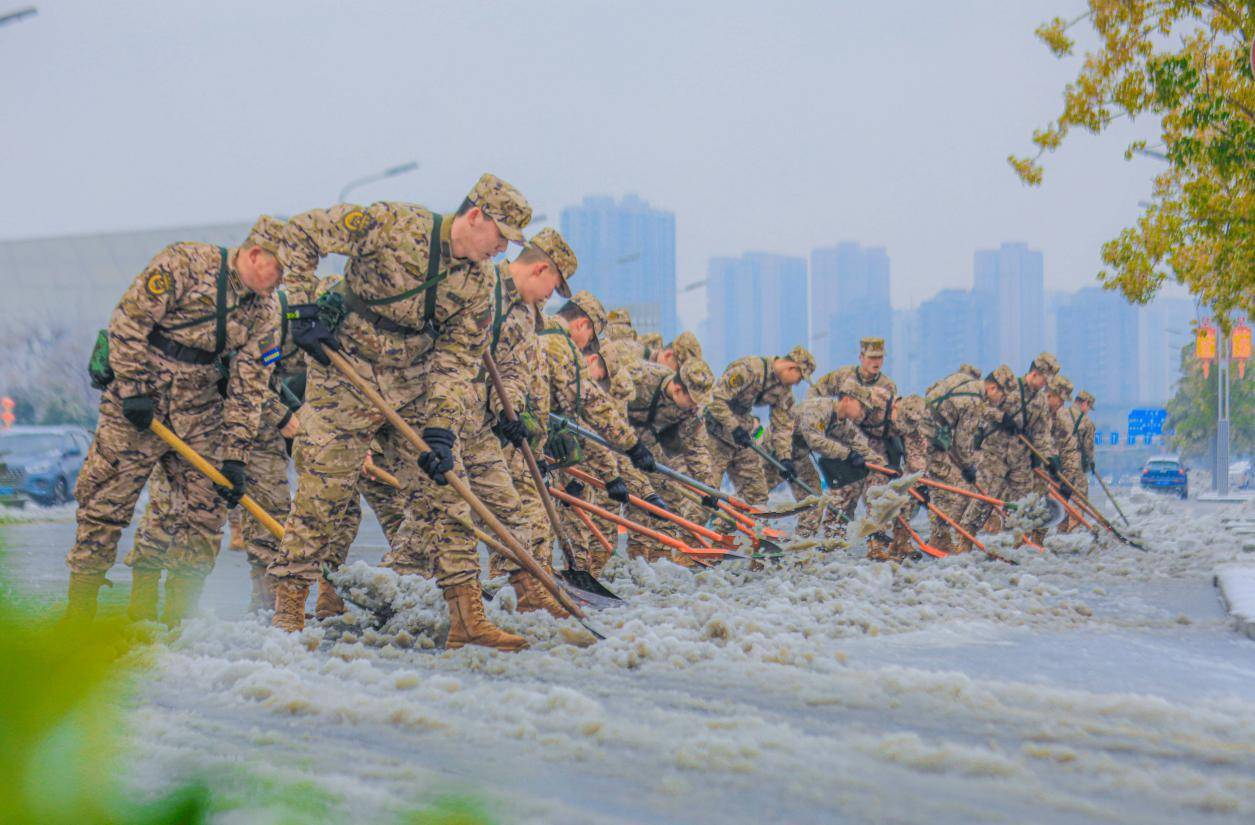 武警部队官兵积极投入雨雪冰冻灾害抢险救援 保障群众出行安全_积雪