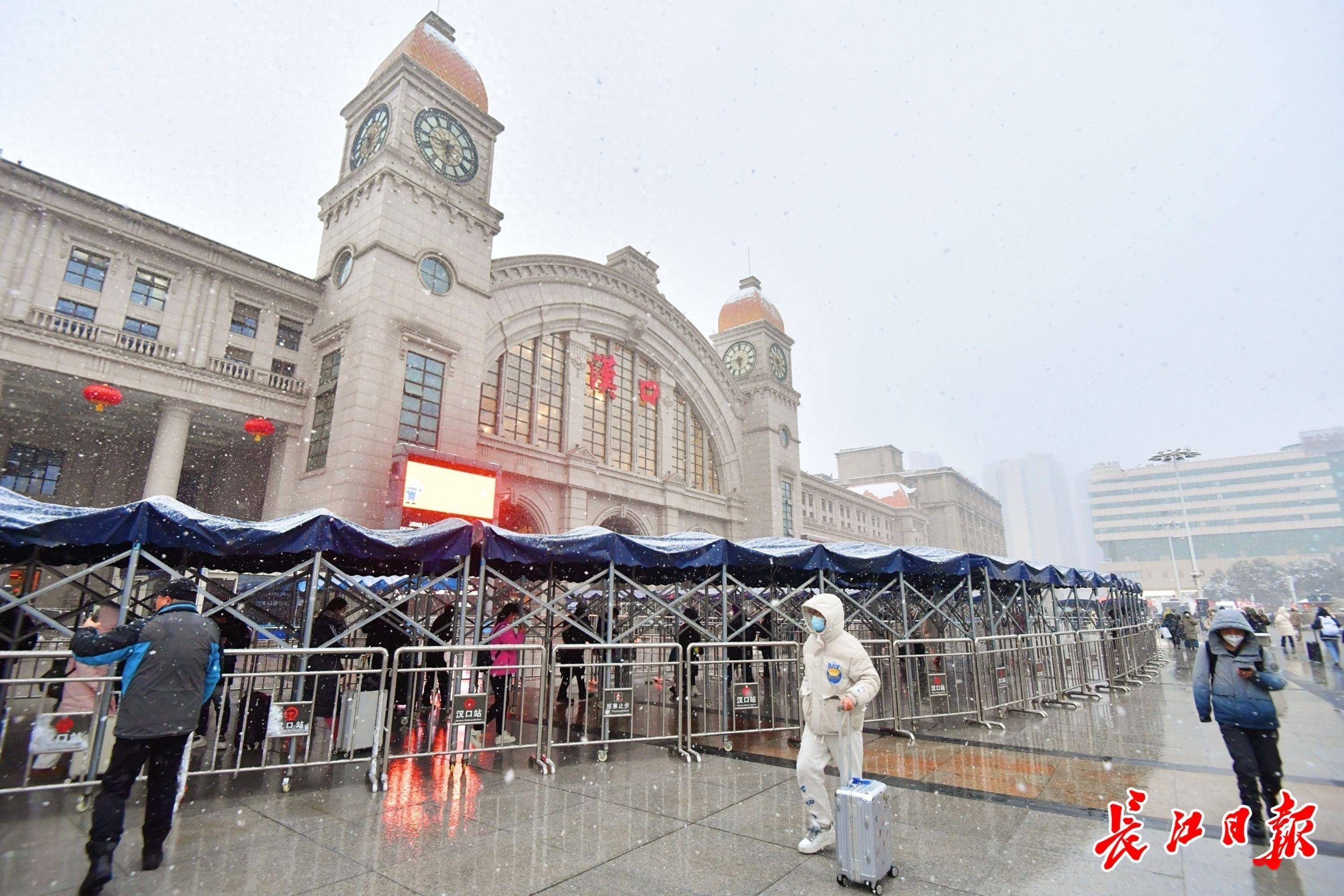 漢口火車站站前廣場上,搭建的大棚長廊為旅客提供躲避風雪之地.