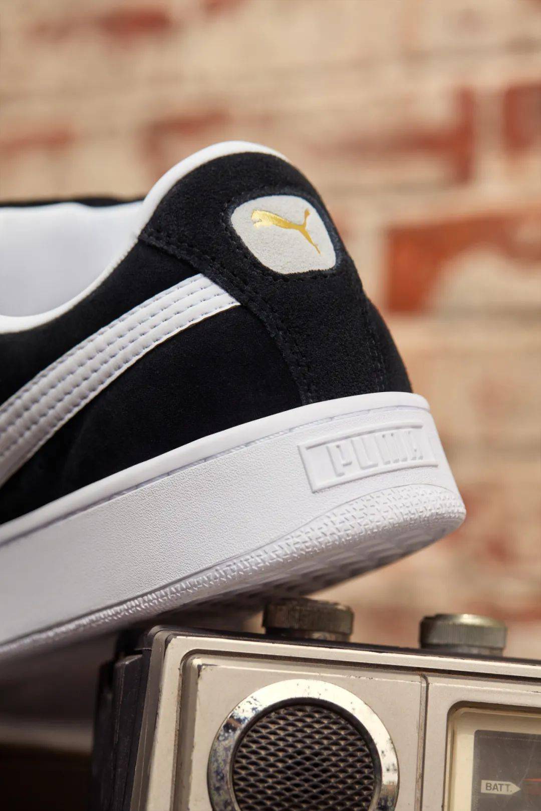 puma logo,兼具辨识度与细节感;加厚鞋垫,饱满鞋舌,搭配加宽扁形鞋带